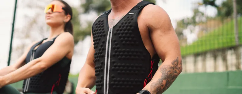 Coletes com peso PowerVest Pro – modelo masculino e feminino treinando com colete esportivo de peso distribuído para mais força e resistência